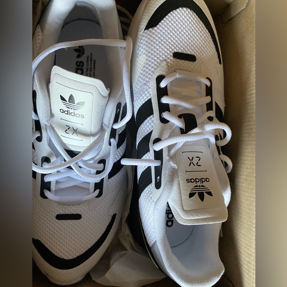 Men’s size 8 Adidas ZX